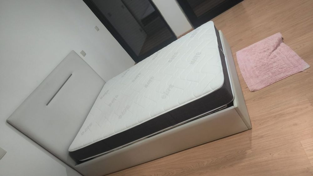 Cama com colchão e estrado
