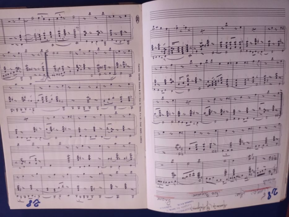 Dois livros com partituras musicais