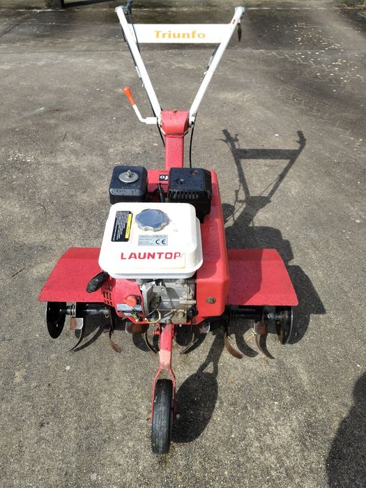 Moto enchada marca triunfo