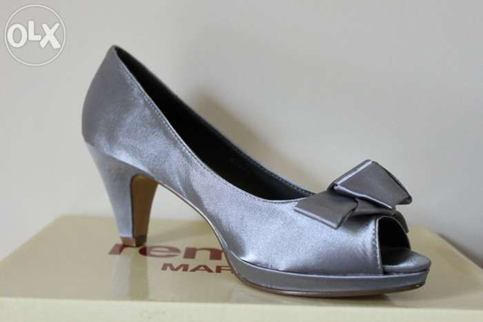 Sapatos de salto cinza