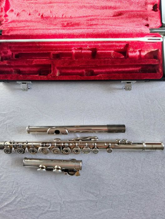 Flet poprzeczny Yamaha YFL 281 S z otwartymi klapami