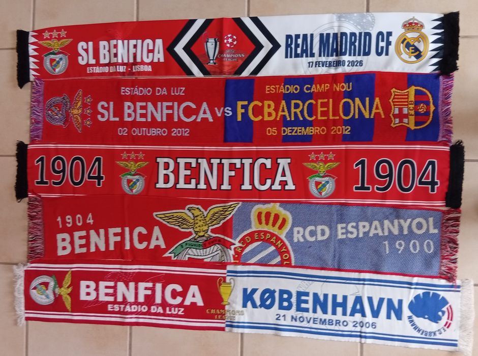 Conjunto de cachecóis do Benfica