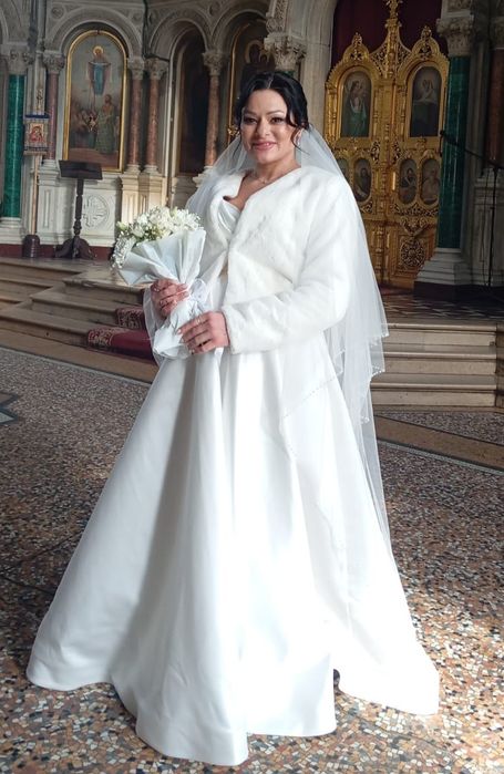 Весільна атласна сукня