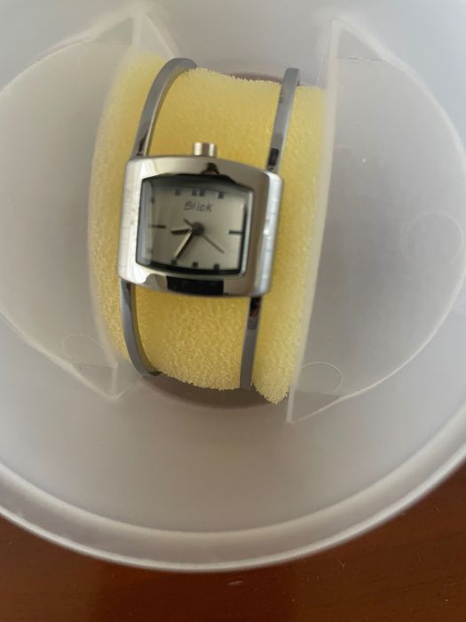 Relógio de senhora com pulseira rígida, aberta. Novo!