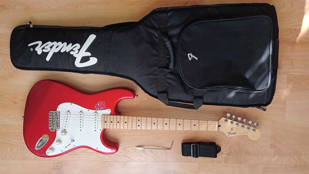 Fender Stratocaster Japan ST-STD 2010 candy apple +dodatki.