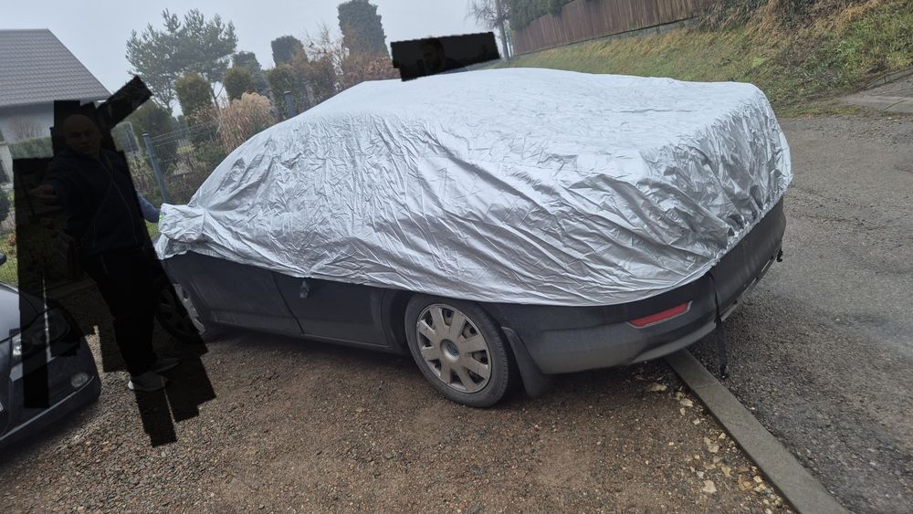 Pokrowiec chroń swój samochód przed śniegiem, deszczem oraz słońcem