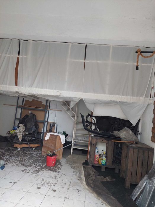 Armazém/garagem de rua com casa de banho e mezanino - Forte da Casa.
