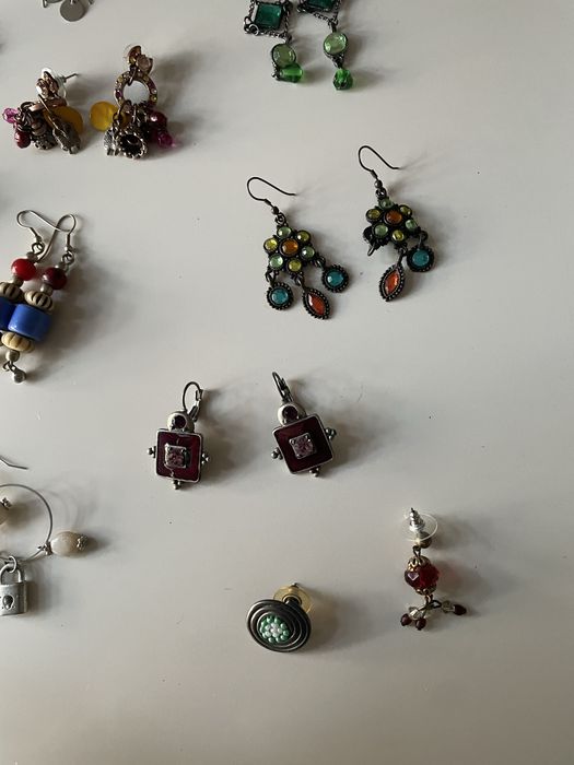 Caixa com 39 pares de brincos