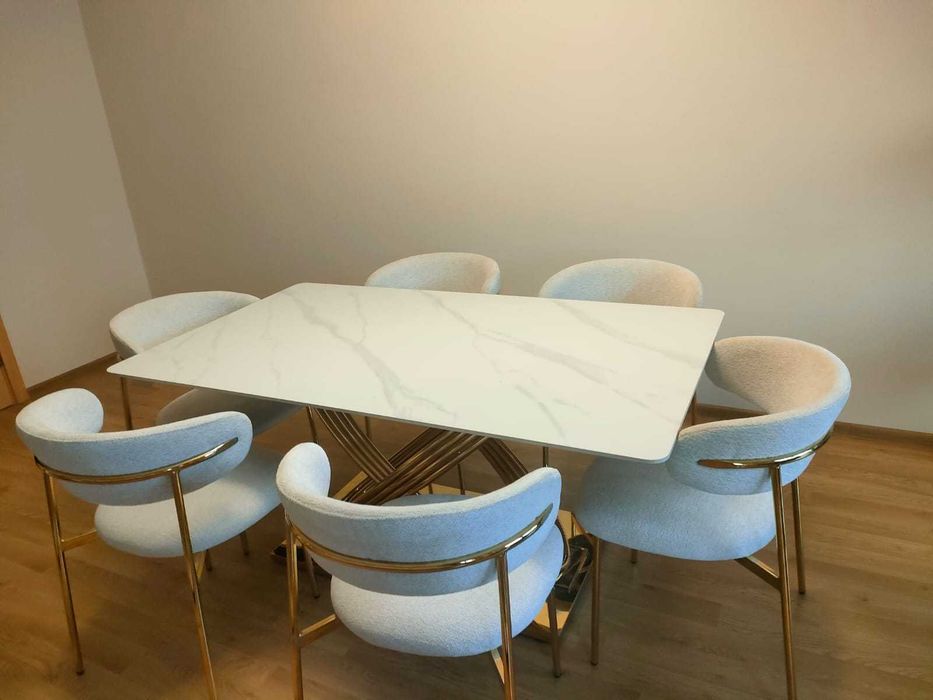 Stół o nowoczesnym, glamourowym designie złoty