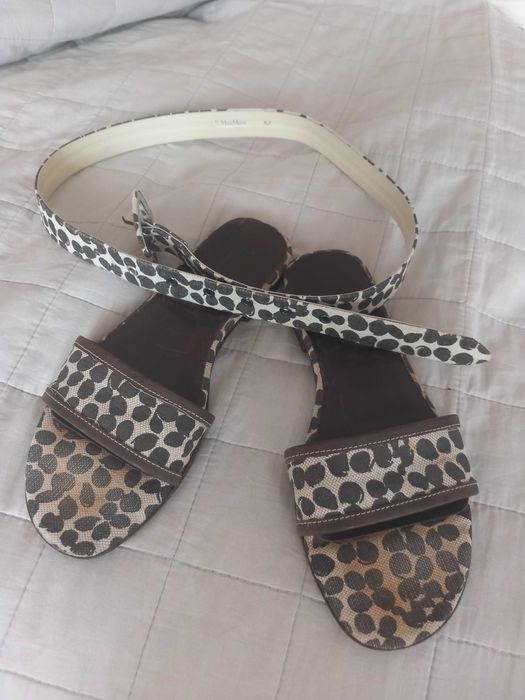 Chinelas e cinto Max Mara