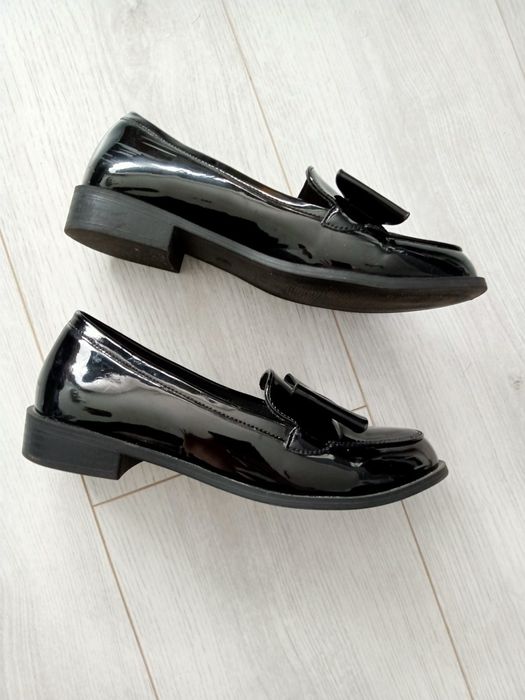 Czarne lakierowane loafersy mokasyny z kokardą