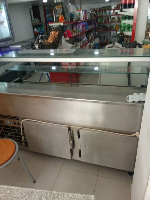 Vitrine comercial referegiradora em ótimo estado