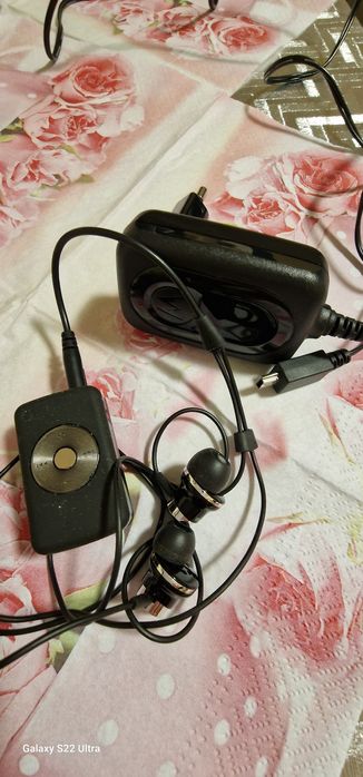 Zestaw bluetooth z słuchawkami oraz ładowarka