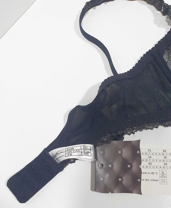 Czarny biustonosze ze srebrnym połyskującym wzorem r. 70c