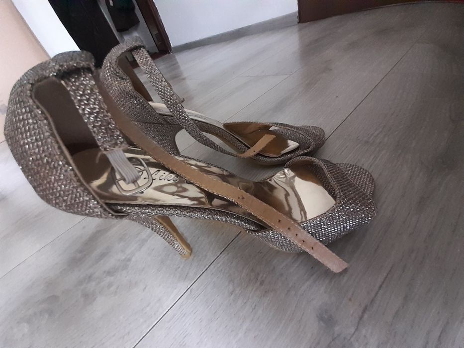 Szpilki damskie złoty odcień