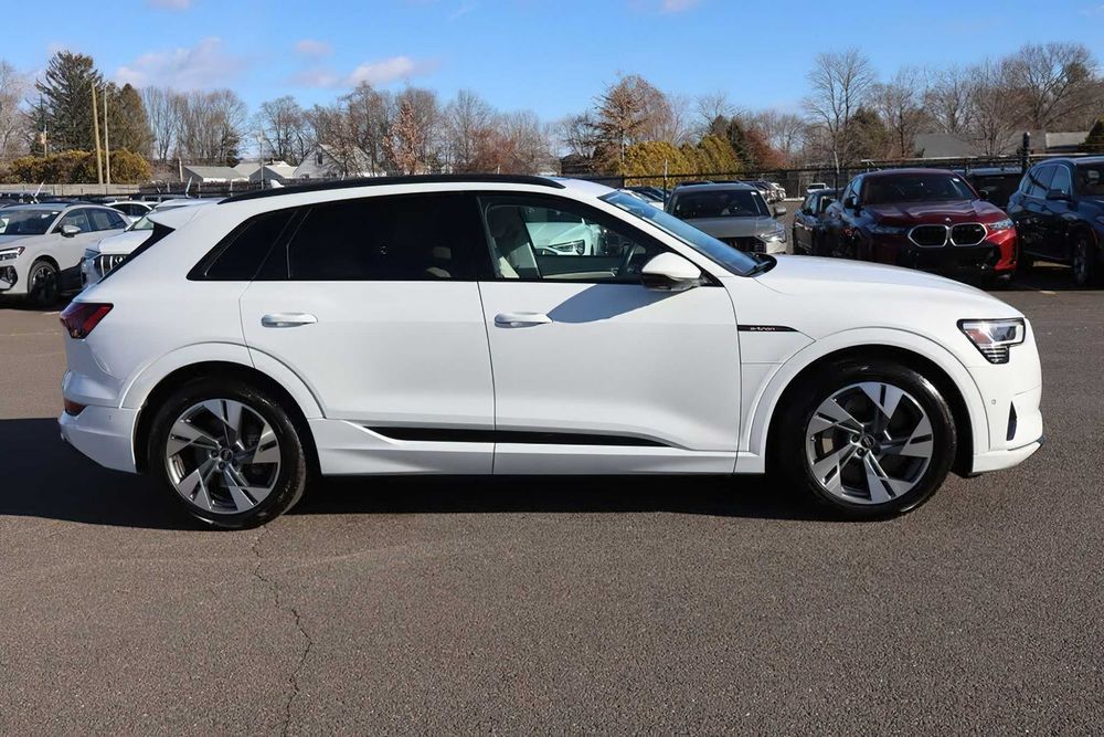 Audi e-tron      2022