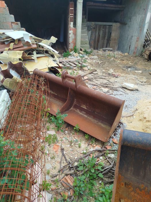 Giratória  JCB8060 6.4Toneladas 2007 e muitos acessórios.