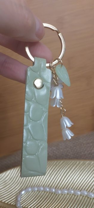 Cudny brelok białe Konwalie pasek PU