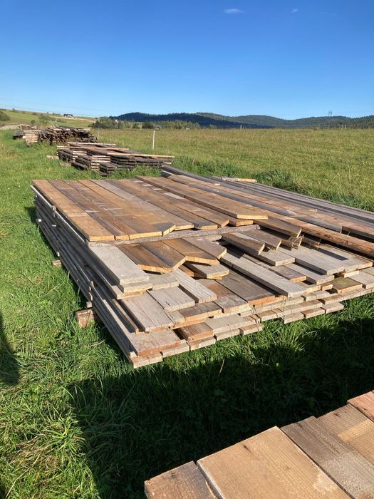 Deski i stemple z budowy