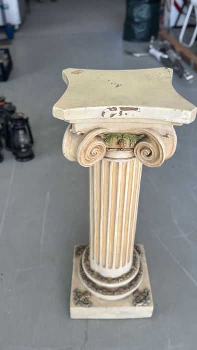 Coluna / pedestal decorativo em estilo greco-romano (jónico)