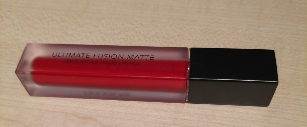 Długotrwała pomadka do ust w sztyfcie Douglas Ultimate Fusion Matte