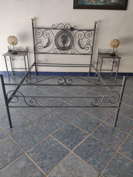 Mobilia  de quarto em  latão  .