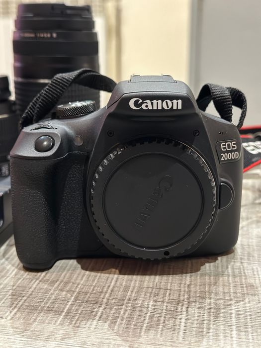 Câmara fotográfica com oferta de bolsa