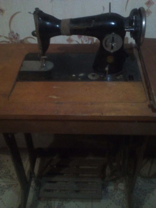 Швейная машинка со станиной ссср.