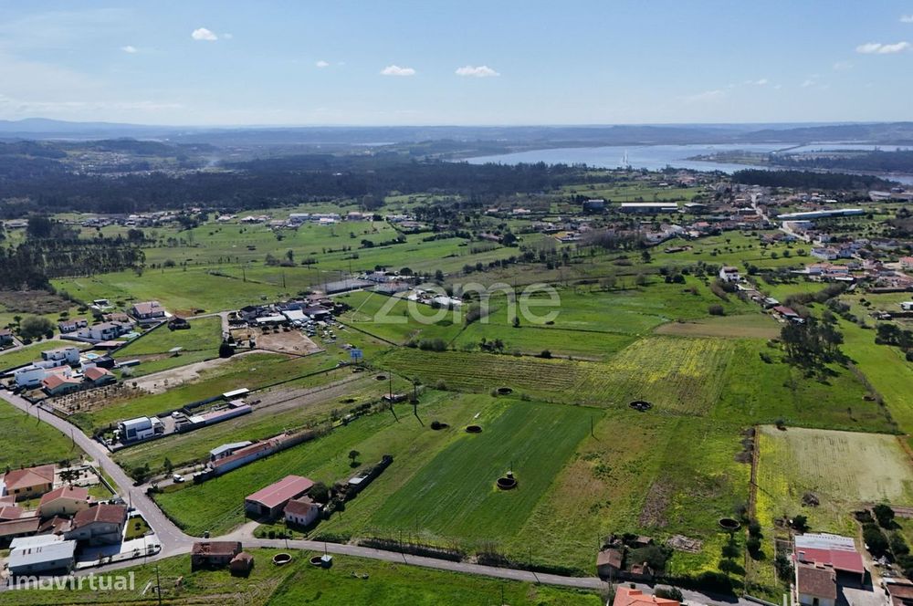 Terreno c/ Projeto Aprovado para Moradia T3 Térrea | Piscina | 1500m2