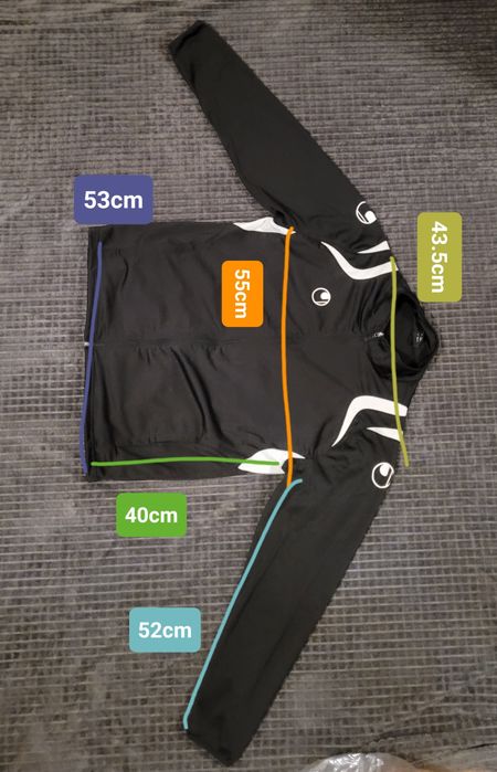Czarna bluza sportowa