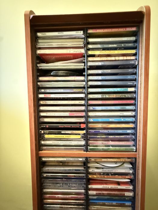 Kolekcja płyt CD okolo 100 szt. + szafki – komplet,