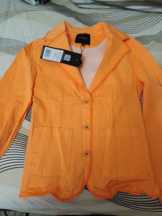 Яркий оранжевый стрейчевый костюм