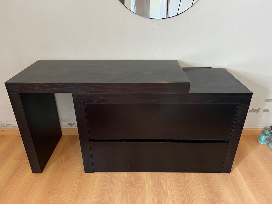 Cómoda de madeira escura, extensível