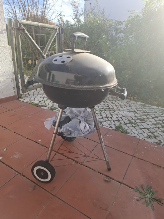 Barbecue a carvão com rodas