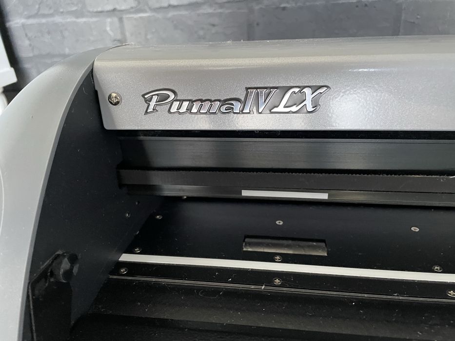 Ploter tnący GCC Puma IV 60 LX z oprogramowaniem ze stolikiem roboczym