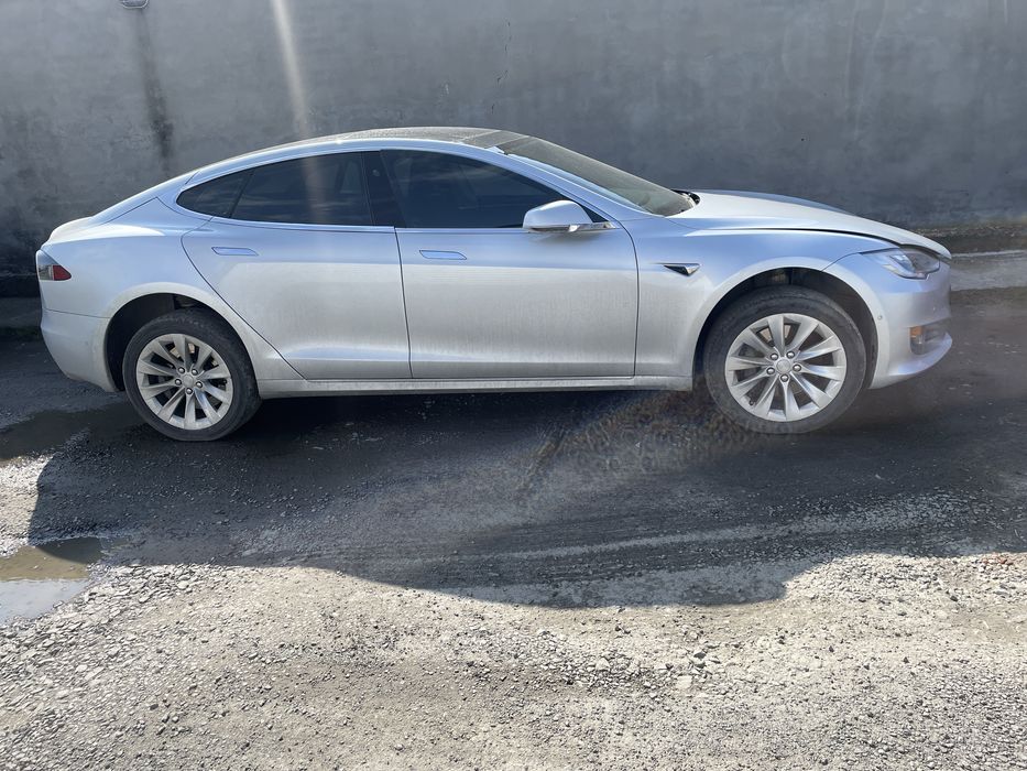 Tesla S 12-21р кузовні запчастини