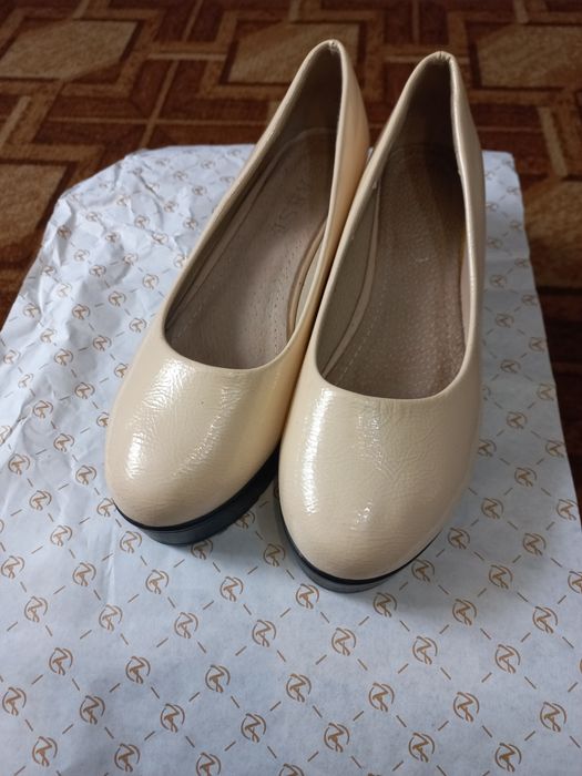 Туфлі на низькій танкетці