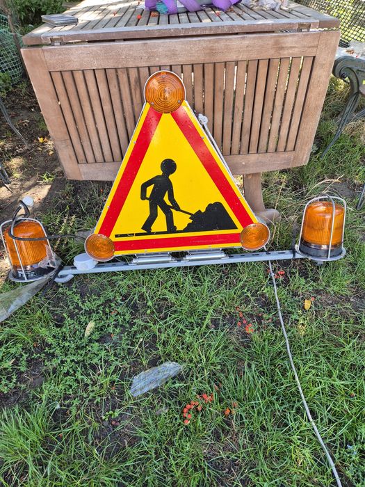 Przenośny znak drogowy.