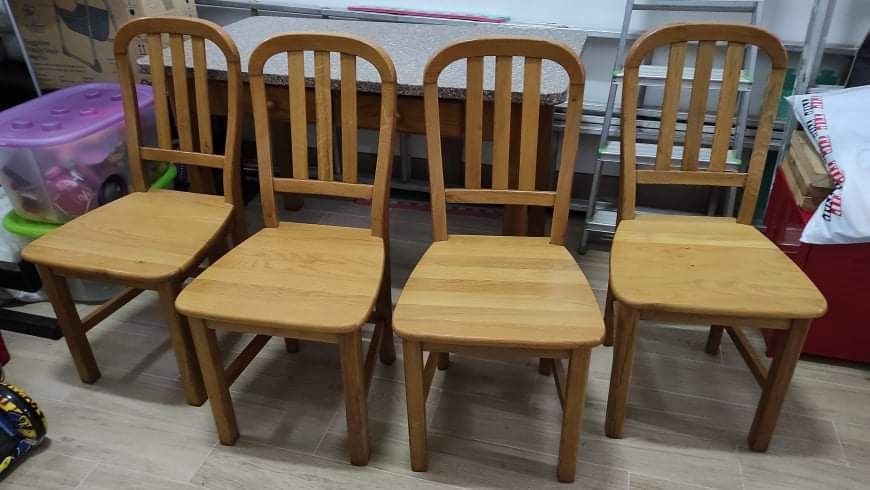 Mesa em madeira maciça com tampo em mármore e 4 cadeiras.