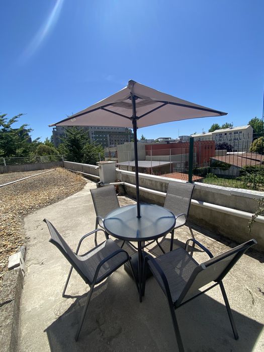 Conjunto de Esplanada Mesa + Guarda-sol + 4 Cadeiras - Perfeito para Terraço/Jardim