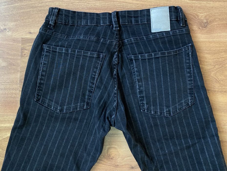 Czarne jeansy w paski, Bershka