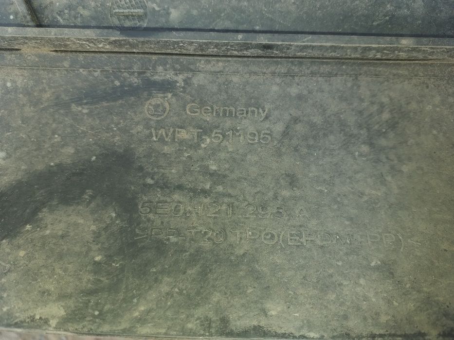 Продам воздуховод(дефлектор) радиатора 5e0121295a