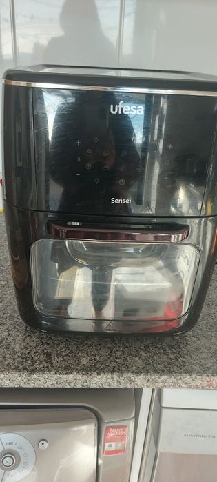 Chaleira , mesa de centro  e fritadeira elétrica  forno
