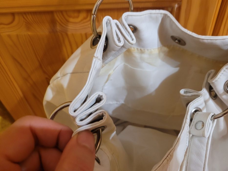 Biała torebka do ręki.