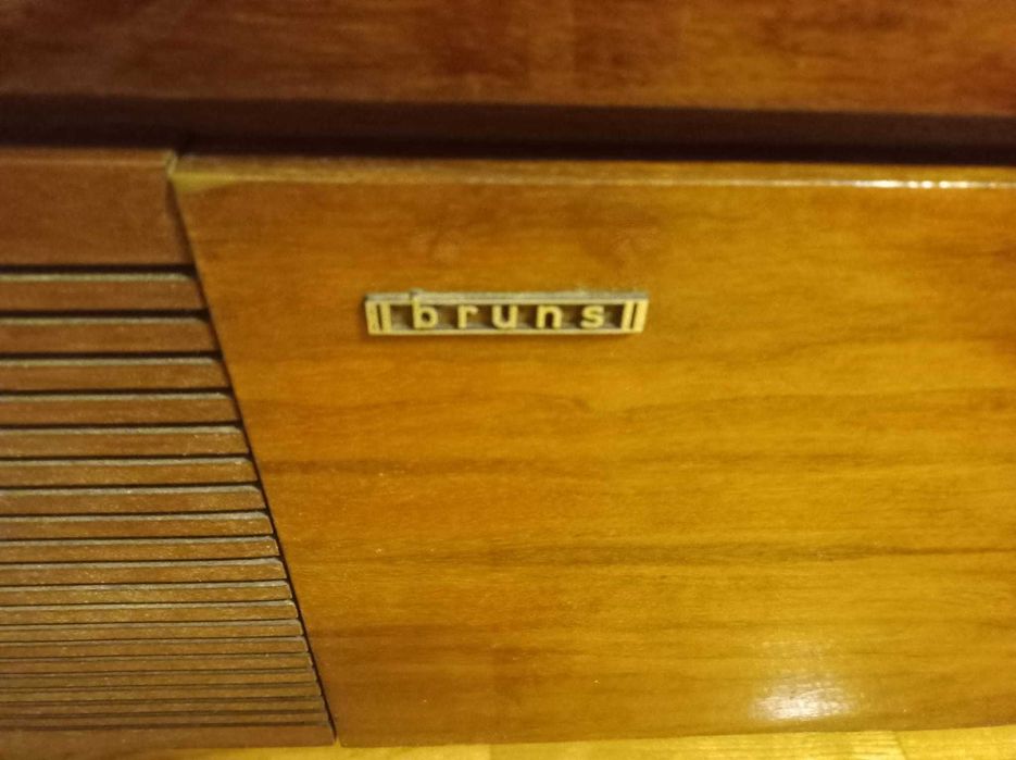 Móvel vintage com gira-discos e rádio