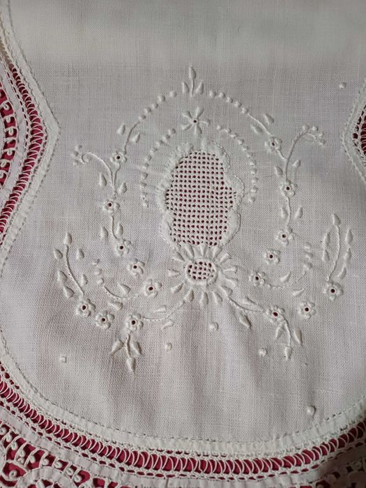 Naperon para Mesa em Linho Bordado 146x34cm