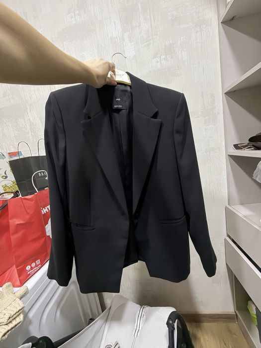 Піджак  чорний від бренду mango