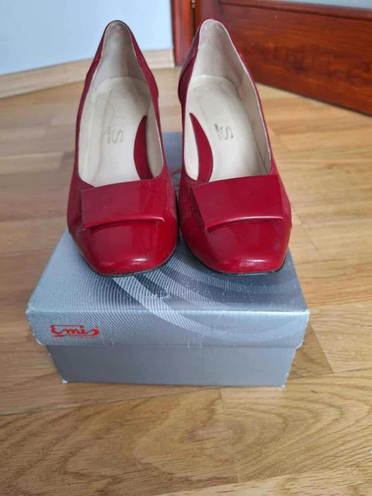 Czerwone czółenka Emis