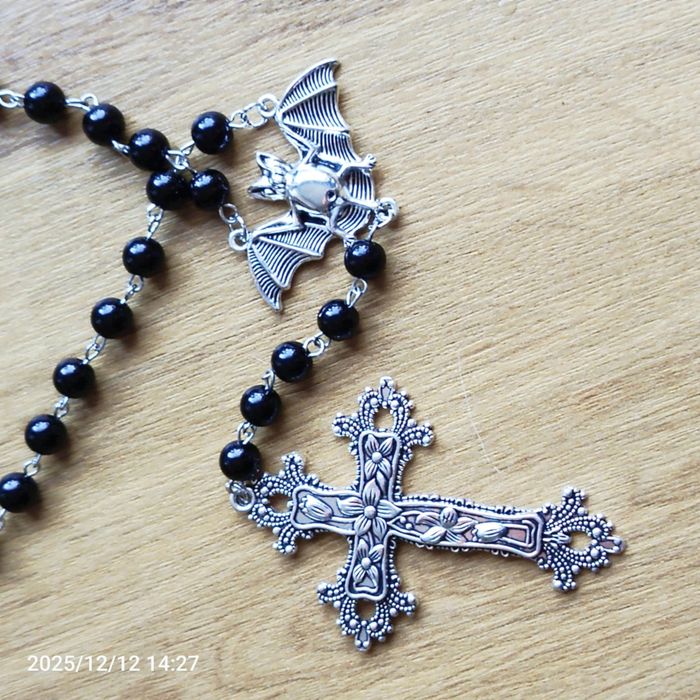 Nowy gotycki naszyjnik czarny różaniec krzyżyk nietoperz srebrny