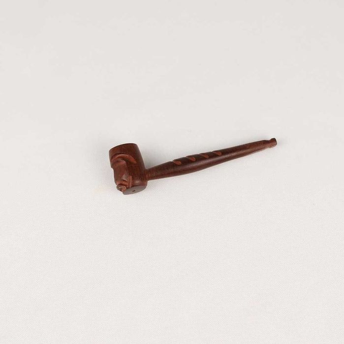 Cachimbo em madeira entalhada